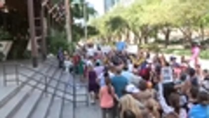 Venezolanos protestan en restaurante de 'Salt Bae' de Miami por servir al tirano Maduro