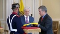 Con lágrimas Pekerman recibe bandera de Colombia por sus logros con la selección 
