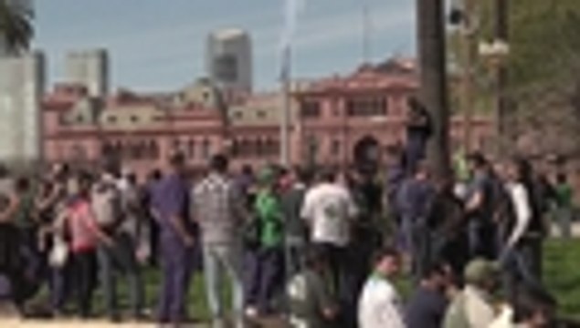 Argentinos protestan contra políticas económicas de Macri en vísperas de huelga general