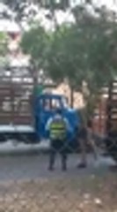 Guarda de tránsito recibiendo un soborno en Cali