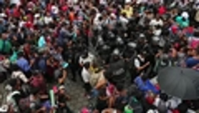 Video: caravana de inmigrantes a hondureños pasa a la fuerza barrera policial y entra a México