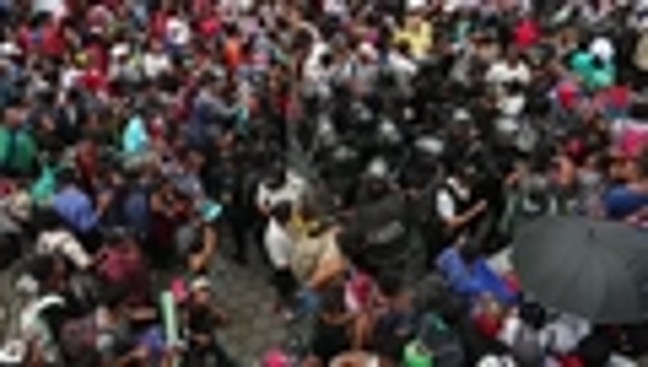 Video: caravana de inmigrantes a hondureños pasa a la fuerza barrera policial y entra a México