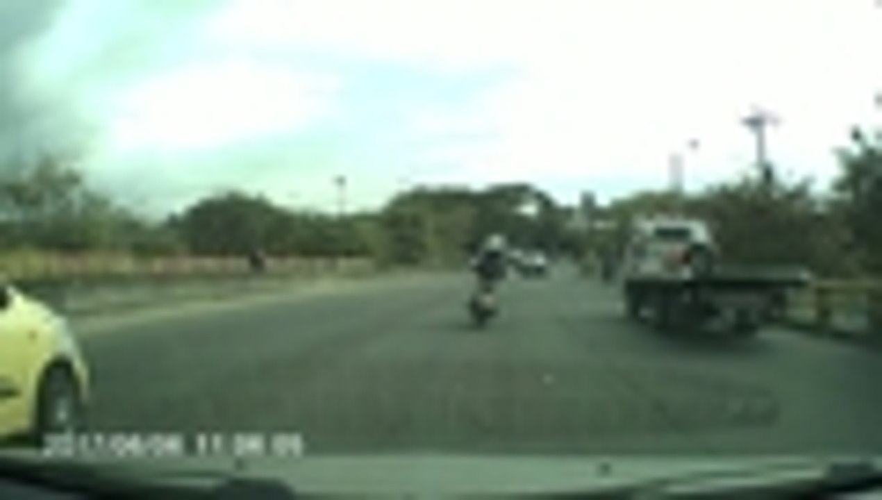 Momento exacto en que ambulancia arrolla a motociclistas