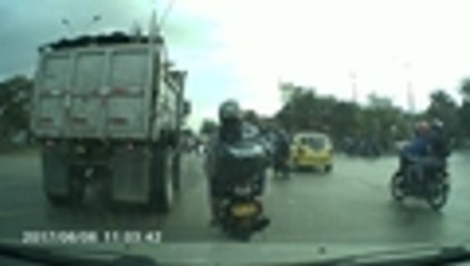 Ambulancia arrolla a motociclistas en Cali