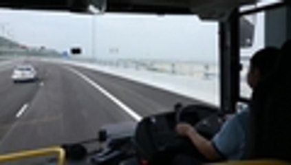 Los coches autorizados empiezan a circular por el macropuente chino