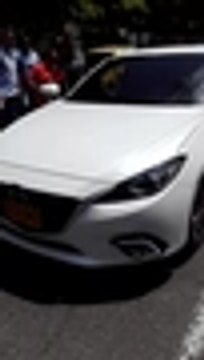 Hombre es atacado por sicarios mientras conducía un carro frente a Unicentro, en Cali