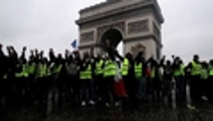 Macron reunirá a oposición y a chalecos amarillos para buscar una salida a disturbios