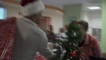 Expresidente Obama entregó regalos a niños enfermos usando gorro y bolsa de Papá Noel
