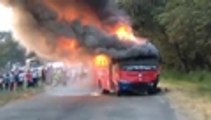 Incineran bus involucrado en accidente de tránsito que causó la muerte de cuatro personas en la vía Florida - Candelaria