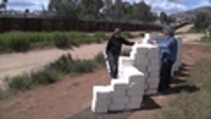 Con queso mexicano, un artista construyó un muro en la frontera de EE. UU.