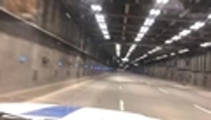 El momento cuando vehículo huye en contravía por el Túnel Mundialista, en Cali