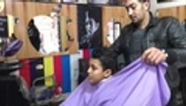 Un peluquero egipcio utiliza fuego para atraer a sus clientes