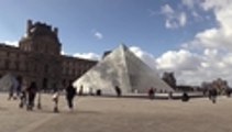 La emblemática pirámide del Museo Louvre cumple 30 años