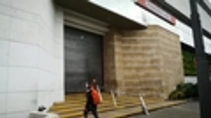 Disturbios en Univalle, lanzan explosivos a fachada de Unicentro