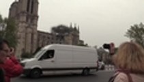 Video: lamentos y tristeza entre turistas frente a las llamas de Notre Dame en París