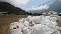 Cuatro cadáveres y 11 toneladas de basura recogidos en la limpieza del Everest