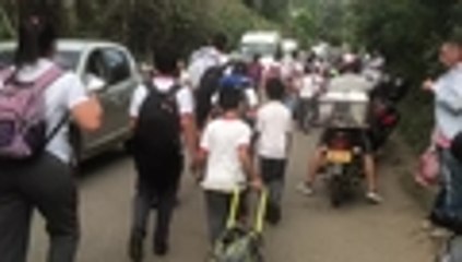 Estudiantes caminan por bloqueo en la vía a La Buitrera