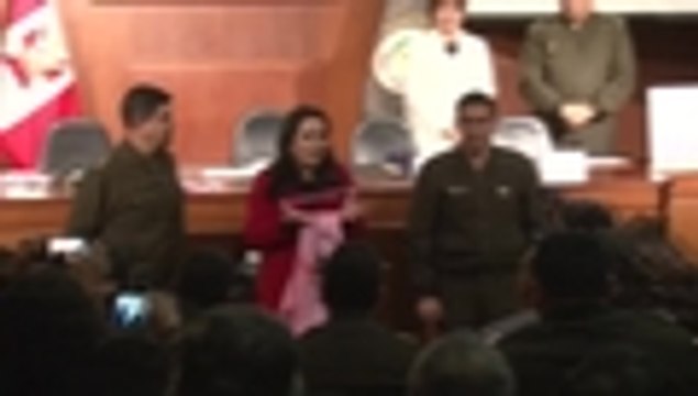 Campaña del Gobierno viste a militares de color rosa y genera polémica en Perú