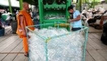 Con botellas plásticas fabrican prendas para los monjes tailandeses