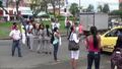 Descargar video: Transportadores protestan en Cali por salida de circulación de buses de Coomoepal