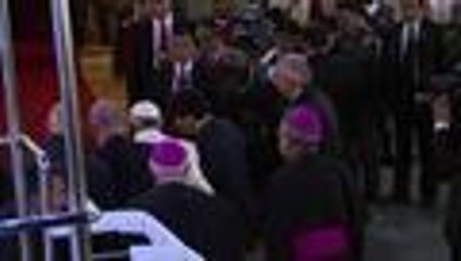 Morales regala crucifijo comunista al papa