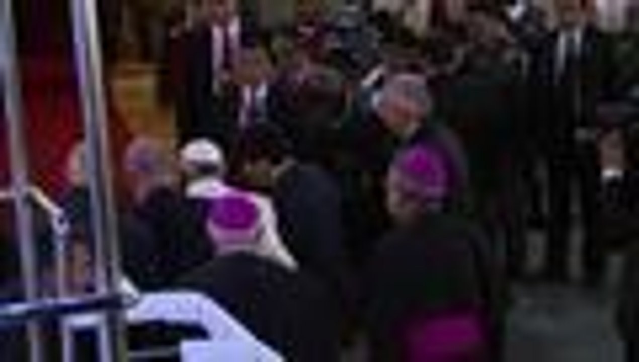 Morales regala crucifijo comunista al papa