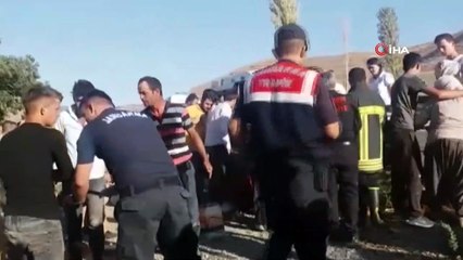 İşçi servisi ve kamyonun çarpıştığı feci kaza kamerada