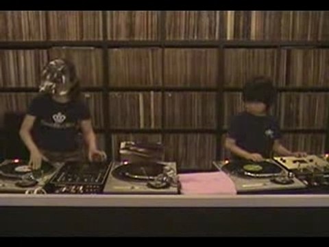 Gamins 5 et 7 ans qui scratch