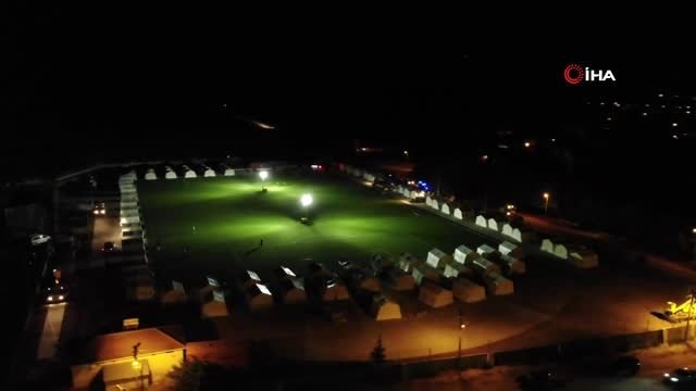 Depremzedeleri ilk geceyi çadır kentte geçiriyor... Çadır kent havadan görüntülendi