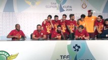 Fatih Terim ve futbolculardan basın toplantısı sırasında kutlama