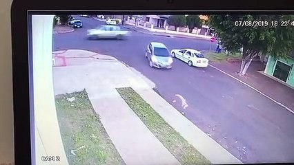 Câmera flagra colisão entre motos na Rua Minas Gerais