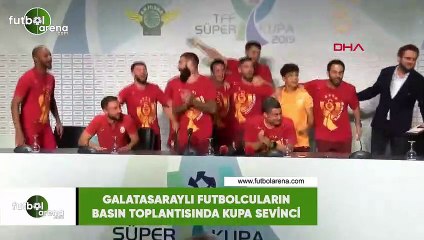 Galatasaraylı futbolcuların basın toplantısında kupa sevinci