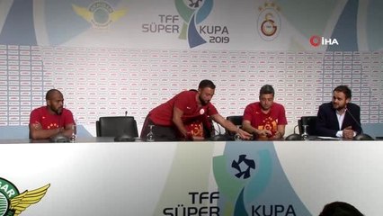 Fatih Terim ve futbolculardan basın toplantısı sırasında kutlama