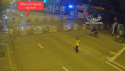 KHOẢNG KHẮC: Kinh hoàng người đàn ông cố vượt barie bị tàu hỏa đâm t.ử vong