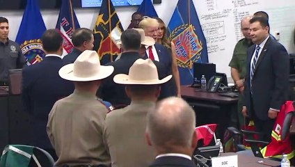 Trump niega atizar el extremismo en visita a ciudades golpeadas por tiroteos