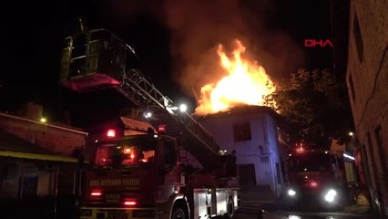 Bursa'da depo ve tekstil atölyesi alev alev yandı