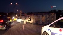 Hafriyat yüklü kamyon devrildi havalimanı yolu trafiğe kapandı
