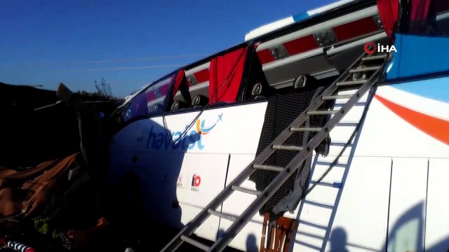 Havalimanına yolcu taşıyan Havaist otobüsü yoldan çıkarak yol kenarında meyve satan stantlara çarpıp devrildi. olay yerinde 1 kişi hayatını kaybetti, yaralılar var...