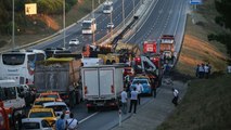 İstanbul'da hafriyat kamyonu devrildi!.. İstanbul Havalimanı yolu trafiğe kapandı!