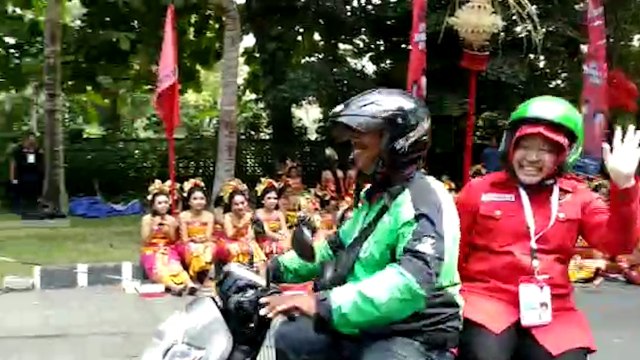 Terhalang Macet, Risma Naik Ojek Online ke Kongres V PDI-P