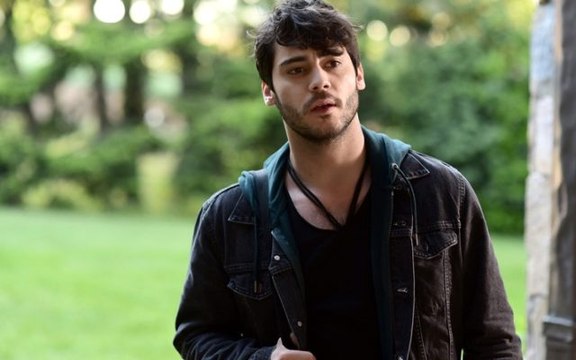 Yakışıklı oyuncu Berkay Hardal, yeni sevgilisiyle el ele görüntülendi