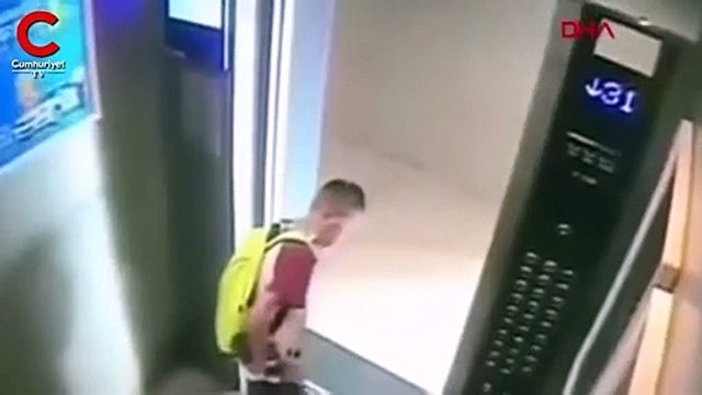 Kapı sensörü ile oynadığı asansörde mahsur kaldı