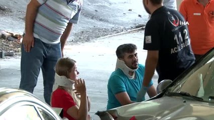 Emniyet şeridindeki araca otomobil çarptı: 2 yaralı