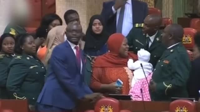 Expulsan a una diputada del Parlamento de Kenia por llevar a su bebé