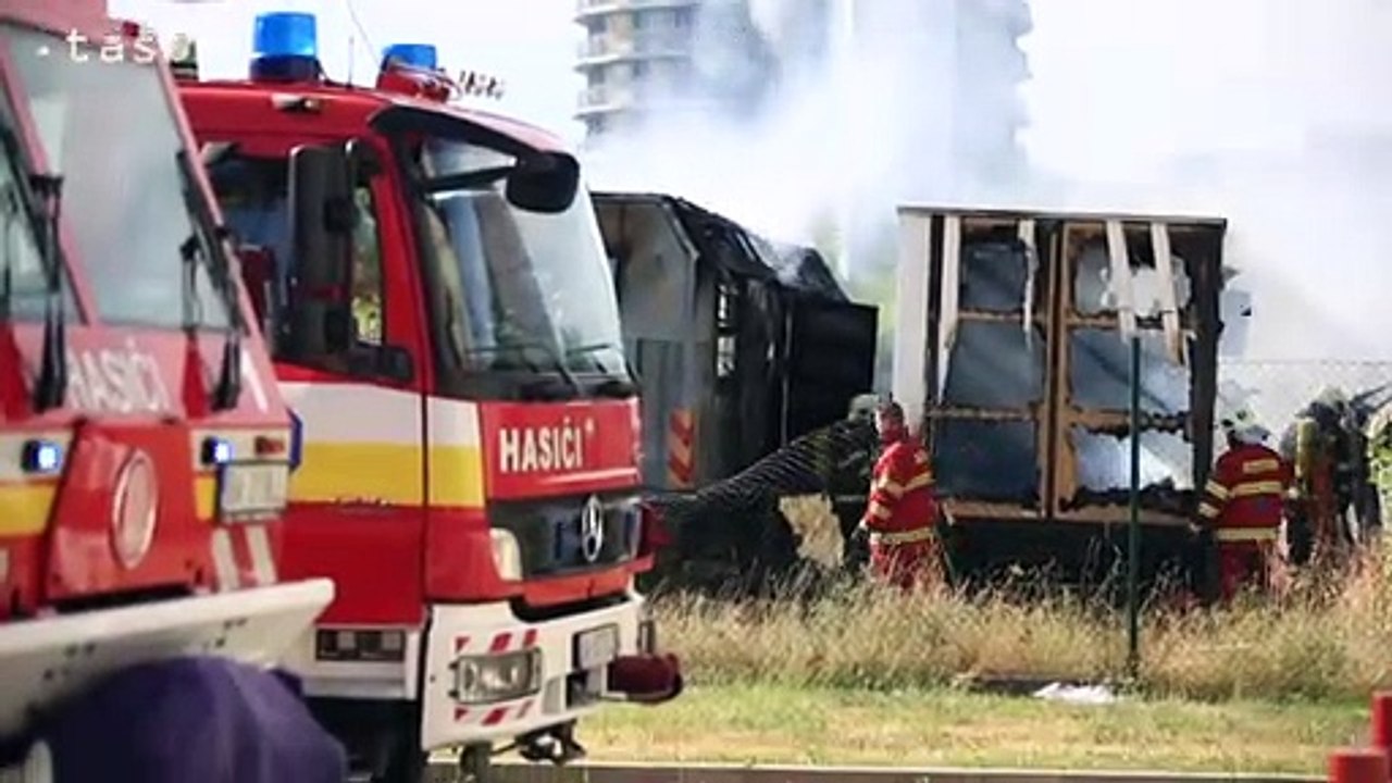 Hasiči zasahujú pri požiari maringotiek v bratislavskom Novom Meste
