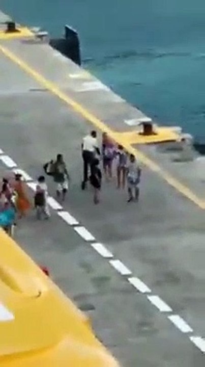 Gemi çalışanı, gemiye yetişemeyen yolcular ile dalga geçti