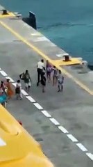 Gemi çalışanı, gemiye yetişemeyen yolcular ile dalga geçti