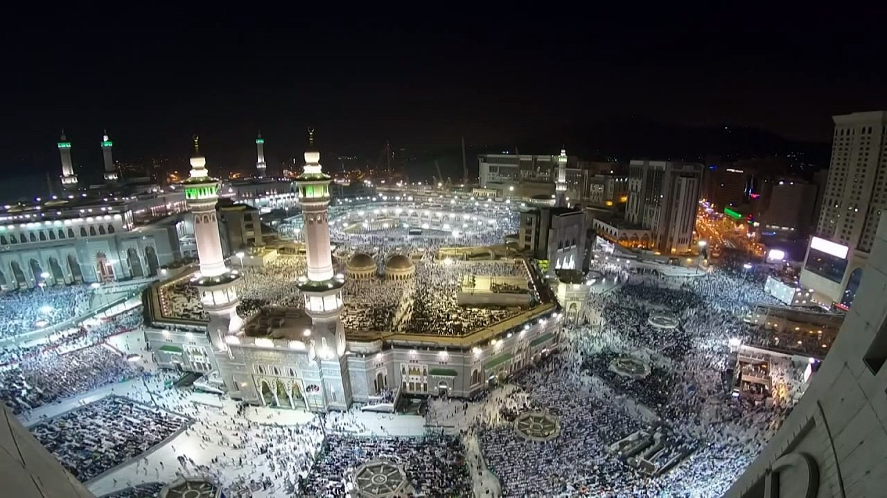 Des pèlerins musulmans prient autour de la Kaaba avant le début du hajj