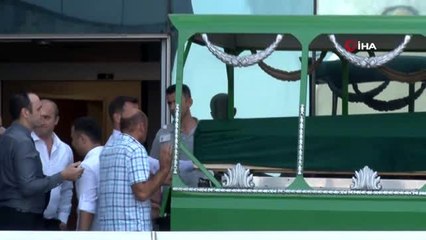 Hostes kıyafetindeki fuları, tabutunun başına konuldu