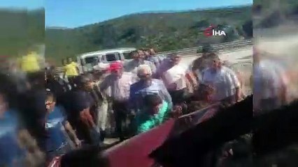 Yol kenarında mola veren aileye otomobil çarptı: 1 ölü, 10 yaralı